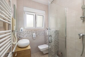 Chambre avec lits jumeaux, vue cour intérieure | Salle de bain