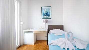 Ein Schlafzimmer mit einem Bett, einem Schreibtisch und einem Stuhl.