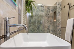 Shower, hair dryer, bidet, towels - Cornelia Elegance House near the centre of Rome (Roma)