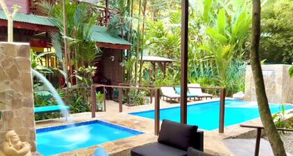 Private Villa Hot Jacuzzi&Pool,
Magic Jungle Garden, steps from amenities&beach