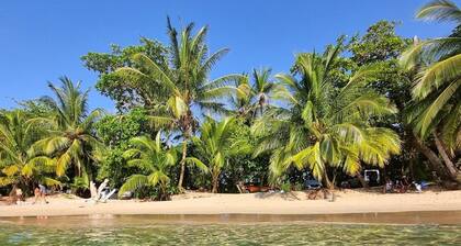 Private Villa Hot Jacuzzi&Pool,
Magic Jungle Garden, steps from amenities&beach