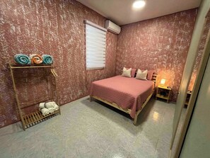 2 dormitorios, tabla de planchar con plancha, cuna de viaje