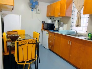 Een koelkast, een microgolfoven, een oven, een kookplaat