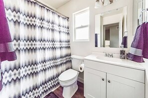 Haartrockner, Handtücher, Seife, Toilettenpapier