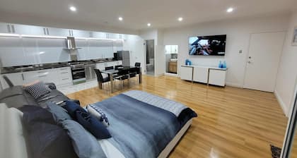 Resort Style Apartment Escape with Heated Pool, Tennis Court Outdoor BBQ