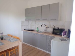 冷蔵庫、電子レンジ、コンロ、調理器具と食器