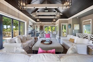 スマートテレビ、暖炉、書斎 / ワークスペース