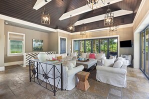 スマートテレビ、暖炉、書斎 / ワークスペース