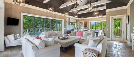 スマートテレビ、暖炉、書斎 / ワークスペース