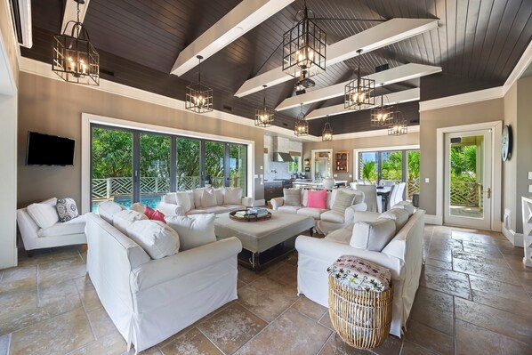 スマートテレビ、暖炉、書斎 / ワークスペース