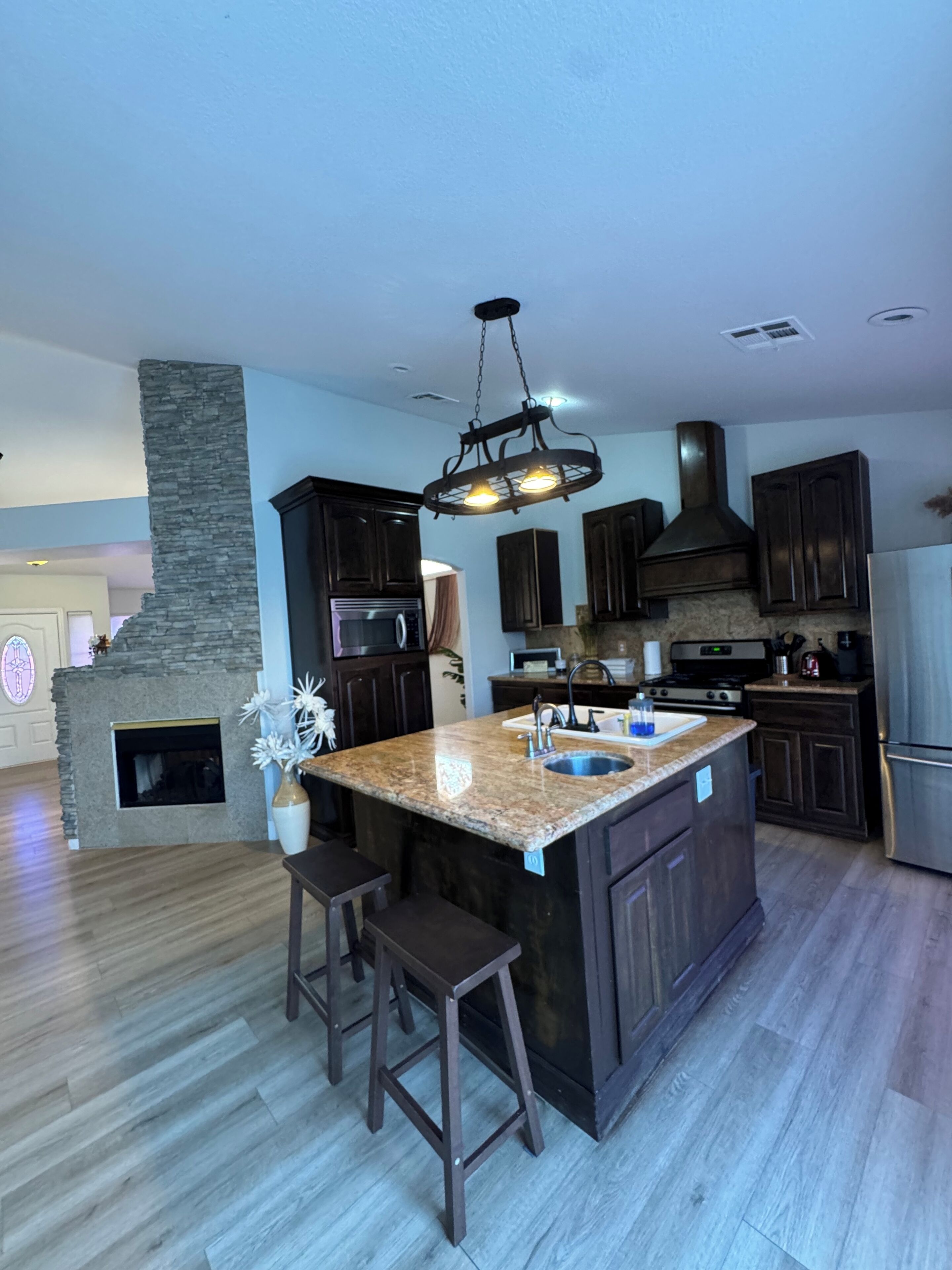 冷蔵庫、電子レンジ、オーブン、コンロ