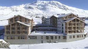 Unclassified image, 2 of 23, button - T3 + Vue sur les pistes | Emplacement privilégié (Alpe d'Huez)