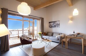 Televisio, takka, työhuone