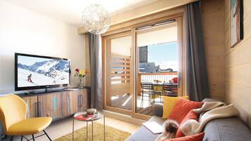 Televisie, een open haard en een kantoor