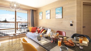 Una sala de estar moderna con sofá, mesa de comedor y espacio para el desayuno.