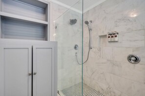 Shower, hair dryer, towels - Lucy's Hideaway! Heated Pool & Spa, Dog Friendly and Newly Decorated Cottage Near the Village! (Saint Simons Island)