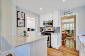 Refrigerador, microondas, parrilla de estufa y lavavajillas