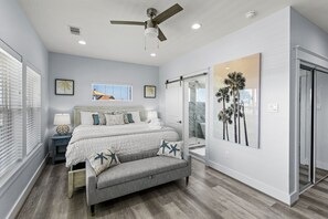 4 bedrooms, iron/ironing board, WiFi, bed sheets - Slow M' Ocean ~ Bay Views (Galveston)