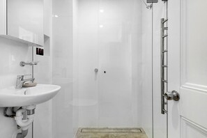 Douche, sèche-cheveux