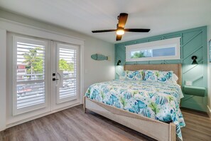 A bedroom with a bed, ceiling fan, and a window with blinds. - Endless Summer (Bradenton Beach)