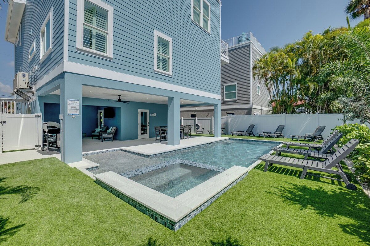 Ein Wohnhaus mit Schwimmbad, Sitzgelegenheiten im Freien und einer überdachten Terrasse.