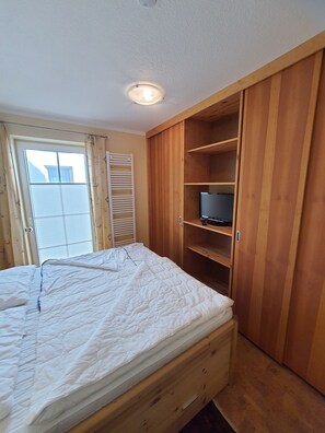 2 habitaciones y tabla de planchar con plancha