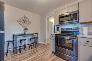 Fridge, microwave, oven, stovetop - Mins To Downtown~ETSU~Buffalo Mtn. Park~JCMC~VA Med Center (Johnson City)