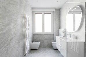 تجهيزات دش، مجففات شعر، مراحيض شطف