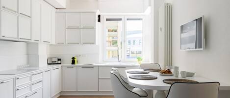 Kühlschrank, Mikrowelle, Ofen, Herdplatte