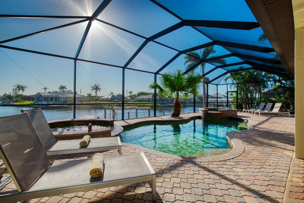 A heated pool - VILLA CORAL ESCAPE – HEATED POOL & SPA | GULF ACCESS | BOAT RENTAL + TOURS VOUCHER INCL. (Cape Coral)