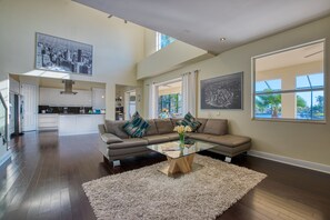 Smart TV, books - VILLA CORAL ESCAPE – HEATED POOL & SPA | GULF ACCESS | BOAT RENTAL + TOURS VOUCHER INCL. (Cape Coral)