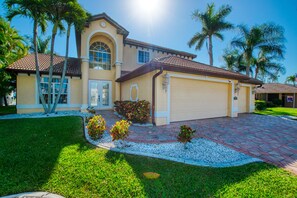 Exterior - VILLA CORAL ESCAPE – HEATED POOL & SPA | GULF ACCESS | BOAT RENTAL + TOURS VOUCHER INCL. (Cape Coral)