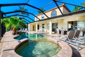 A heated pool - VILLA CORAL ESCAPE – HEATED POOL & SPA | GULF ACCESS | BOAT RENTAL + TOURS VOUCHER INCL. (Cape Coral)