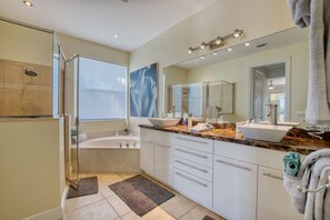 Shower, hair dryer, towels, toilet paper - VILLA CORAL ESCAPE – HEATED POOL & SPA | GULF ACCESS | BOAT RENTAL + TOURS VOUCHER INCL. (Cape Coral)