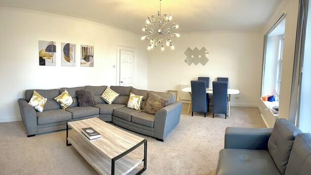 Living area - Private Parking, Urban Comfort & City Haven (Plymouth)
