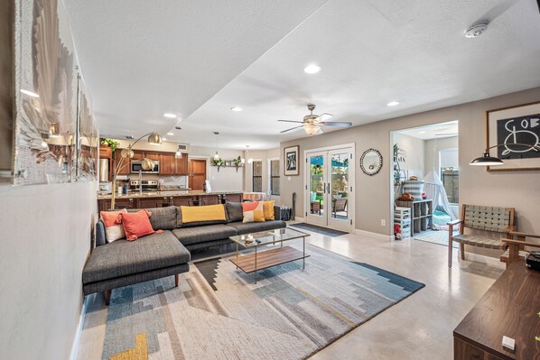 Smart TV, fireplace, books, music library - Oasis w/ Pool & Fun for Adults & Kids, Themed Rooms, Close to Golf & Shopping (Scottsdale)