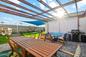 Outdoor dining - Oasis w/ Pool & Fun for Adults & Kids, Themed Rooms, Close to Golf & Shopping (Scottsdale)