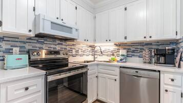 Køleskab, mikrobølgeovn, ovn, kogeplade