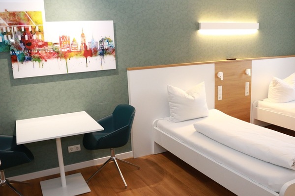 Suite // 1. Zimmer mit Doppelbett (elektrisch verstellbare Betten), 2. Zimmer zwei Einzelbetten mit Gemeinschaftsbad