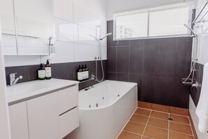 吹风机、毛巾、肥皂、洗发水