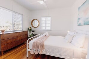 3 slaapkamers, een strijkplank/strijkijzer, gratis wifi, beddengoed