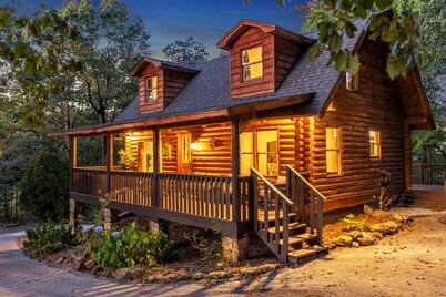 Wooded 3BR Luxury Cabin, Close to City & Nature