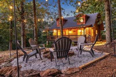 Wooded 3BR Luxury Cabin, Close to City & Nature