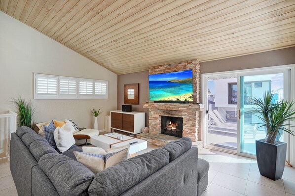 Smart TV, fireplace, offices - Stunning Newport Beach House - Location! (Newport Beach)