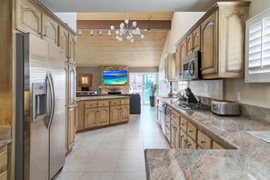 Fridge, microwave, oven, stovetop - Stunning Newport Beach House - Location! (Newport Beach)