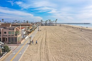 Beach nearby - Stunning Newport Beach House - Location! (Newport Beach)