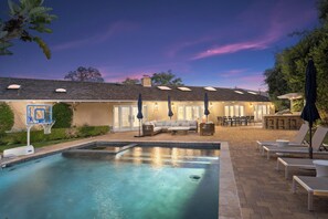 Een verwarmd zwembad