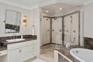 Douche, baignoire Ă jets, sĂšche-cheveux, serviettes fournies