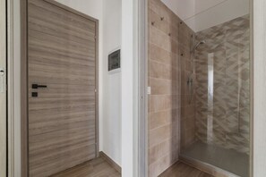 Douche, séchoir à cheveux, bidet