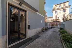Exterior detail - GuestHost - Monteverde Vecchio Double Apartment (Roma)